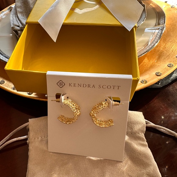 KENDRA SCOTT Krista‎ Lace Gold Huggie Earrings NWT - Picture 7 of 8